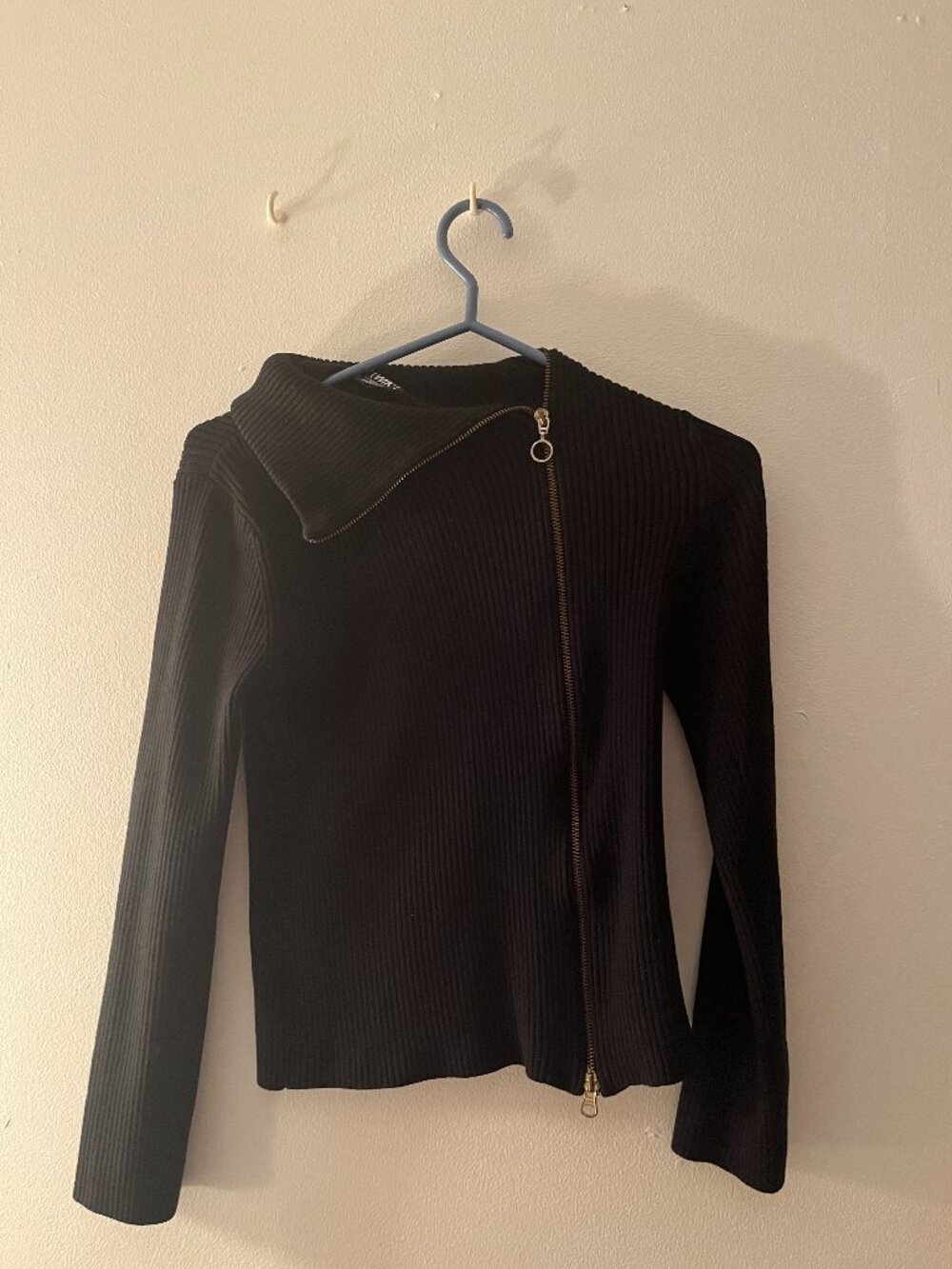 Black Knitted Sweather for women's Size M From twik Simons With zipper in Front